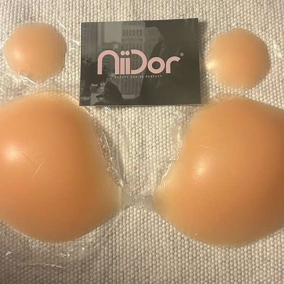 Niidor Sticky Bra,Strapless Adhesive Silicone W/Nipple Covers for Backless Dress - Picture 6 of 9